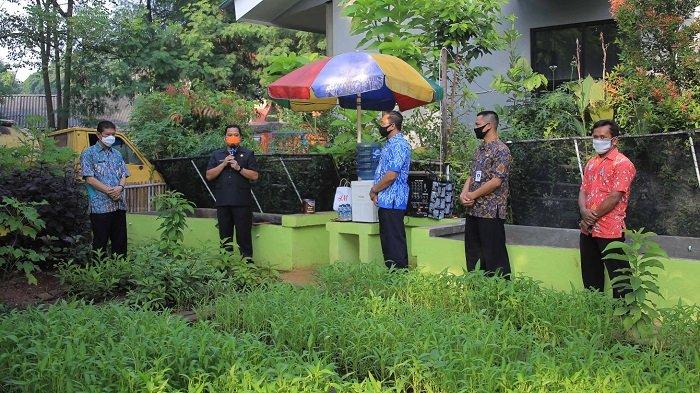 Wali Kota Tangerang saat bercocok tanam di halaman Kantor Dinas Lingkungan Hidup, Kota Tangerang, Kamis (25/6/2020).