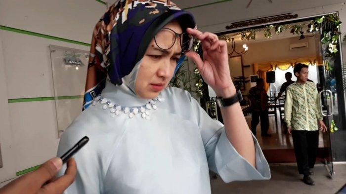 Wali Kota Tangsel, Airin Rachmi Diany, saat melihat foto seorang staff kecamatan Ciputat yang dipukul atasannya hingga bengap, di Serpong, Tangsel, Kamis (16/5/2019).