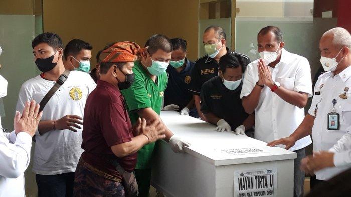 Wakil Menteri Hukum dan HAM Edward Omar Sharif Hiariej atau Eddy Hiariej (kedua dari kanan) menyerahkan jenazah narapidana korban tewas kebakaran Lapas Kelas 1 Tangerang kepada pihak keluarga di RS Polri Kramat Jati, Jakarta Timur, Rabu (15/9/2021).