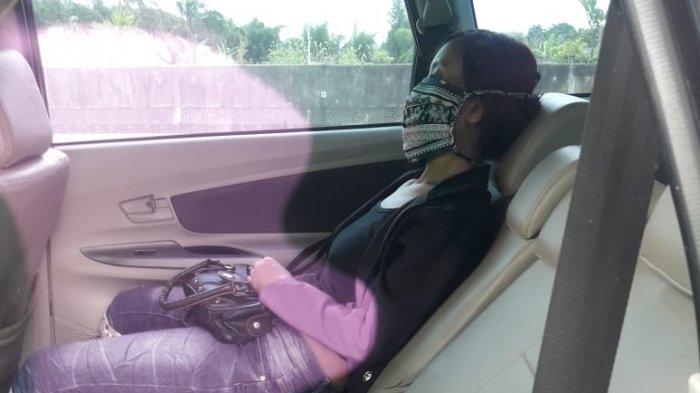 Seorang wanita diduga ODGJ, diamankan usai merebahkan diri di Jalan tol di kawasan Kelurahan Parigi, Pondok Aren, Tangsel, Kamis (18/2/2021).