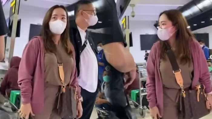 Wajah wanita mengaku anak jenderal TNI bintang 3 yang bersikap arogan kepada ibunda Aretria Dahlan di Bandara Soekarno Hatta, Minggu (21/11/2021). Peristiwa itu viral setelah videonya diunggah di Instagram oleh akun @ahmadsahroni88.