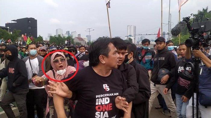 Ade Armando dikeroyok saat ikut unjuk rasa 11 April 2022 di depan Gedung DPR RI, Senayan, Jakarta Pusat. Tampak seorang emak-emak di belakangnya diduga memprovokasi pengeroyokan. Namun Polda Metro sepertinya enggan menindak emak-emak itu.