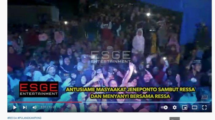 Warga antusias sambut kedatangan Ressa, remaja viral yang suaranya mirip Nike Ardilla.