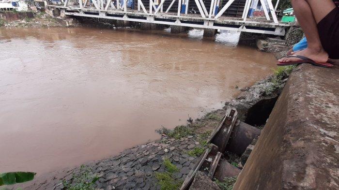 Warga setempat menanti kemunculan ular di dekat antara Pintu Air Karet dan Rumah Susun Petamburan, Kecamatan Tanah Abang, Jakarta Pusat, Selasa (9/2/2021).