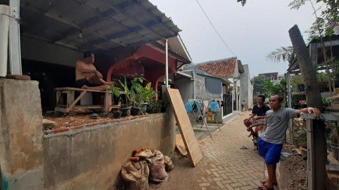 Warga tengah ngobrol di Kampung Bulak, Pondok Aren, Tangerang Selatan, Minggu (23/5/2021).