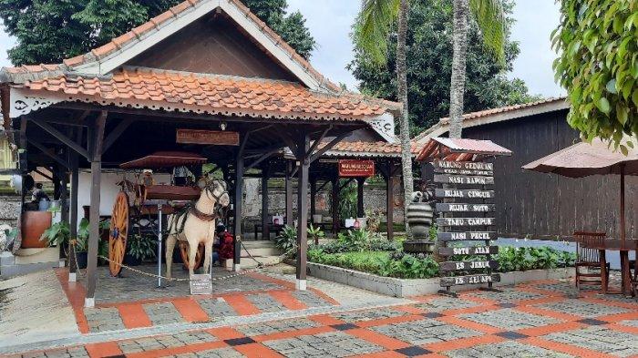 Warung Gedokan di Anjungan Jawa Timur TMII, menawarkan masakan khas Jawa Timur dengan suasana khas Jawa Timur. Foto diambil pada Minggu (10/1/2021).