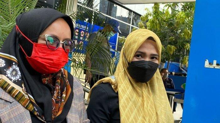 Amalia Fujiawati (kanan) saat ditemui di SPKT Polda Metro Jaya, Jumat (11/3/2022).