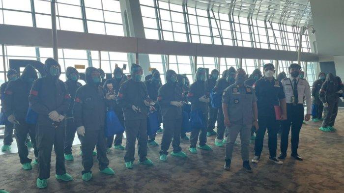 Viral ratusan warga negara Republik Rakyat China (RRC) melalui terminal T3 Keberangkatan Internasional Bandara Soekarno-Hatta, Minggu (5/6/2022).