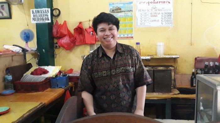 Penerus generasi ketiga Soto Betawi H Husen, Yadi pada Kamis (18/3/2021).