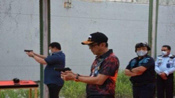 Menteri Hukum dan HAM Yasonna kini menekuni hobi barunya. Bahkan, meski masih terbilang baru, ia berhasil meraih juara 2 dalam kategori pistol eksekutif dan lomba tembak jarak 400 meter.