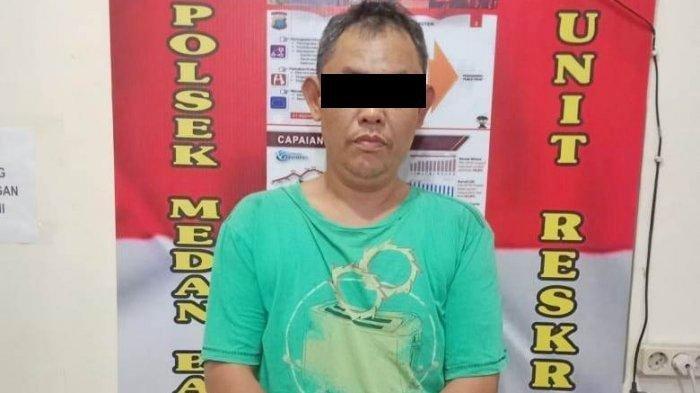 Yusuf Immanuel Saragih tersangka kasus penganiayaan terhadap kakak kandungnya setelah diamankan petugas Polsekta Medan Baru.