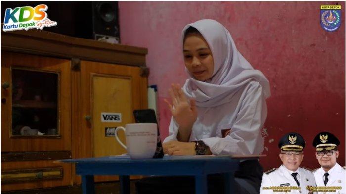 Zahwa Ratu Robiko, siswi SMK di Depok yang menerima Kartu Depok Sejahtera (KDS).