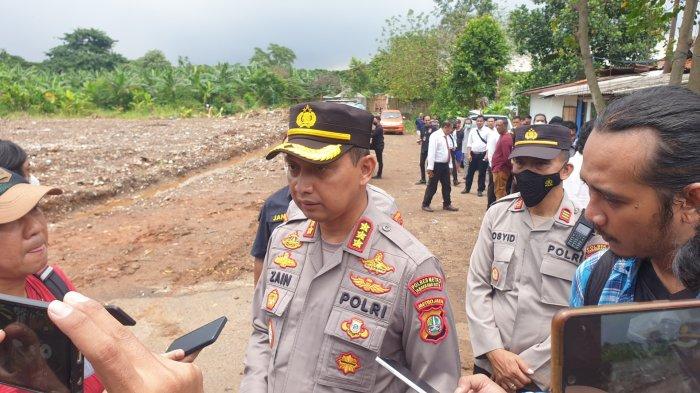 Kapolres Metro Tangerang Kota, Kombes Pol Zain Dwi Nugroho saat menghadiri rekonstruksi pembunuhan seorang sopir angkot R03 kepada teman sejawatnya di Kota Tangerang, Senin (7/11/2022).
