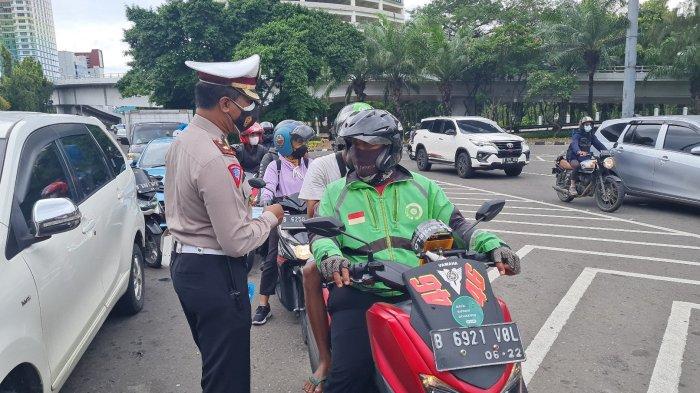 Suasana operasi Zebra Jaya 2021 di Kolong Tol Tomang Raya pada Senin (15/11/2021).