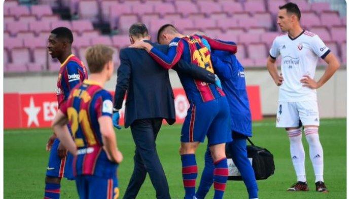 Bek Barcelona, Clement Lenglet (tengah), harus dibopong saat berjalan keluar lapangan usai mendapat cedera kala bermain dalam laga kontra Osasuna di pekan ke-11 Liga Spanyol 2020-2021.