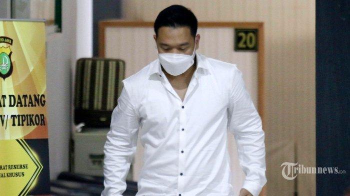 Michael Yukinobu Defretes alias Nobu bersiap menjalani pemeriksaan di Ditres Krimsus Polda Metro Jaya, Jakarta Selatan, Senin (4/1/2021). Nobu memenuhi panggilan Polda Metro Jaya untuk menjalani pemeriksaan sebagai tersangka terkait video asusila bersama artis Gisella Anastasia.