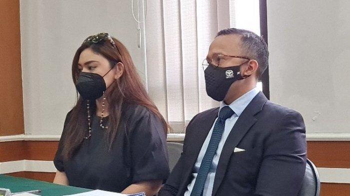 Artis Thalita Latief menghadiri sidang perdana perceraiannya dengan Dennis Rizky di Pengadilan Agama Jakarta Pusat, Kamis (1/4/2021).