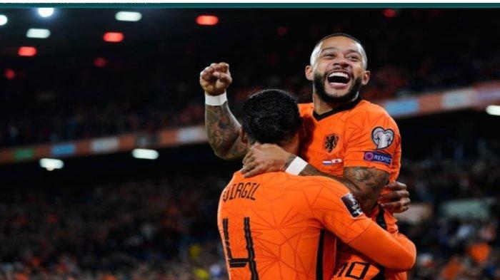 Memphis Depay merayakan gol yang dicetak Virgil van Dijk ke gawang Gibraltar pada laga Kualifikasi Piala Dunia 2022.