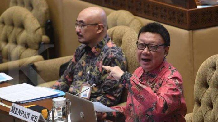 Menpan RB Tjahjo Kumolo (kanan) mengikuti rapat kerja dengan Komisi II DPR di Kompleks Parlemen, Senayan, Jakarta, Senin (6/7/2020).