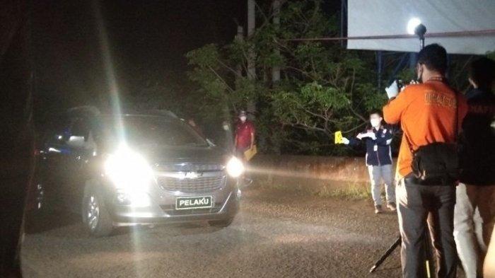 Salah satu adegan dalam Rekonstruksi Kasus Penembakan Enam Anggota FPI di Karawang, Senin (14/12/2020) dini hari