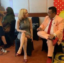 BEGINI Reaksi Hotman Paris saat Barbie Kumalasari Gelendotan di Pangkuannya: Jangan Raba Paha gue