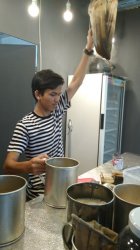 FOTO: Atraksi Barista Menyajikan Kopi Aceh dengan Teknik Khusus di Kuzano Park