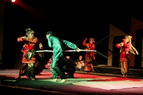 Niti Mahligai, Perpaduan Seni dan Atraksi Menegangkan