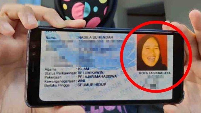 Nadila Suhendar (19), pemilik KTP berfoto tertawa