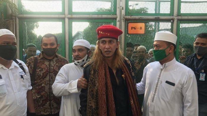 Habib Bahar bin Smith bebas dari Lapas memakai baret merah.