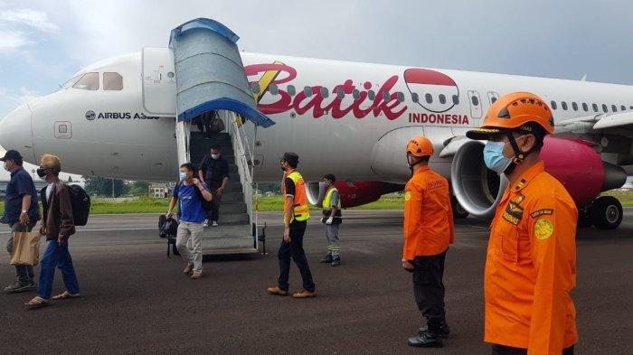 Penumpang Batik Air Jambi-Jakarta saat dievakuasi dari pesawat ke terminal Bandara Sultan Thaha Jambi