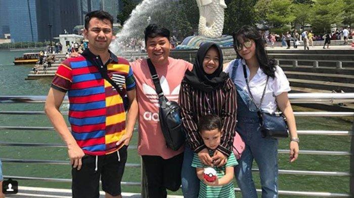 Mbak Lala (dua dari kanan) bersama keluarga Raffi Ahmad dan asistennya.