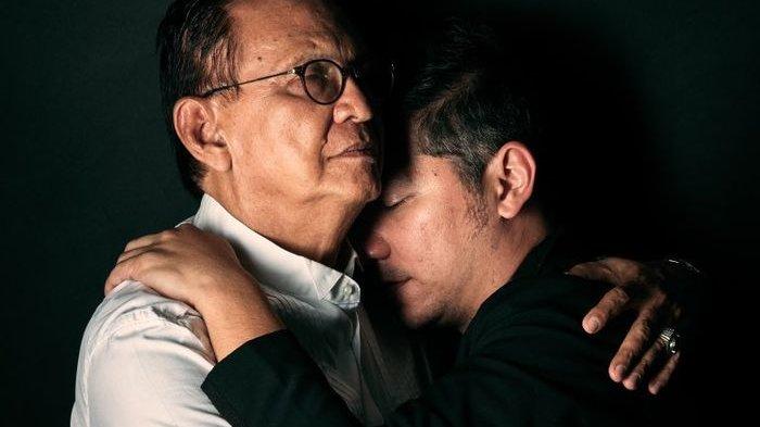 Foto Roy Marten berpelukan dengan Gading Marten