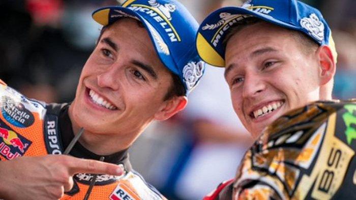Pembalap Repsol Honda, Marc Marquez, memberikan ucapan selamat kepada Fabio Quartararo (Monster Energy Yamaha) usai menjadi juara dunia MotoGP 2021 pada Grand Prix Emilia Romagna, di Sirkuit Misano, Minggu (24/10/2021).