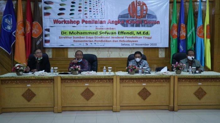 ADB Aksi menggelar Pendidikan dan Pelatihan Penilaian Angka Kredit Dosen dan Peer Review bagi Dosen, Ketua Jurusan dan Ketua Prodi serta Perwakilan Fakultas yang berlangsung di Aula Rektorat Lantai III Kampus Mendalo, Rabu (2/12).