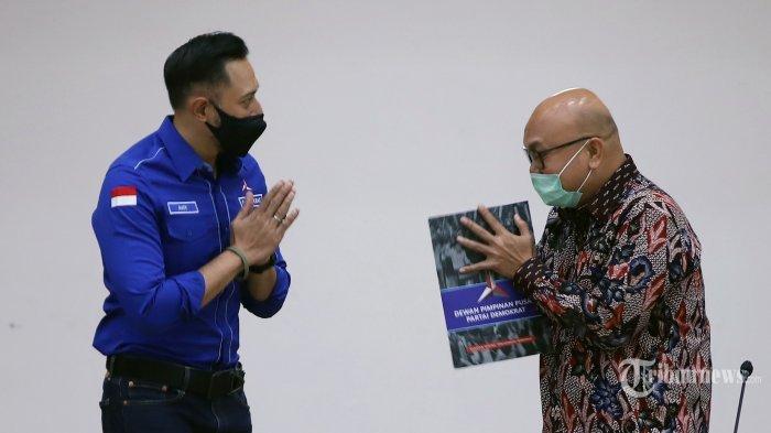 Ketua Umum Partai Demokrat, Agus Harimurti Yudhoyono (AHY) mendatangi KPU dan menyerahkan berkas kepada Plt Ketua KPU, Ilham di Gedung KPU, Jakarta Pusat, Senin (8/3/2021). AHY bersama pimpinan DPD Partai Demokrat menyambangi KPU untuk menyerahkan berkas kepengurusan yang sah sesuai Kongres V Partai Demokrat.