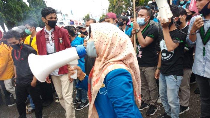 Aliansi Mahasiswa dalam Kabupaten Kerinci dan Sungai Penuh, menggelar aksi massa di Kantor DPRD Kota Sungai Penuh dan Kabupaten Kerinci, Kamis (8/10/2020).