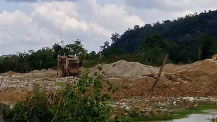 Aktifitas PETI. Foto diambil di salah satu desa di penghujung Kecamatan Limun, Minggu 15 November 2020.