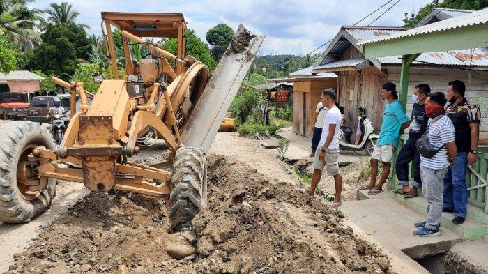 Warga dari beberapa desa di kawasan Batang Masumai melakukan pemblokiran jalan menggunakan batang pisang. Dinas PUPR perintahkan kontraktor lakukan perbaikan. Foto November 2020