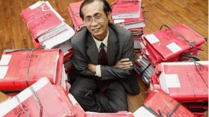 Artidjo Alkostar mantan Hakim Agung yang kini menjadi Dewan pengawas KPK, sang penegak hukum itu dikabarkan meninggal dunia