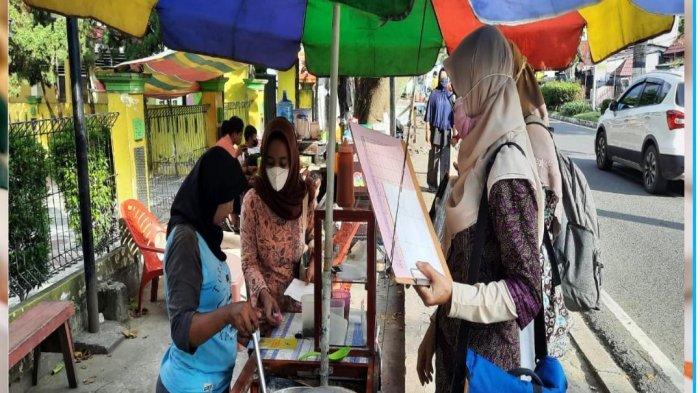Balai Pengawasan Obat dan Makanan di Jambi melaksanakan kegiatan pengawasan pangan jajanan takjil dalam rangka melindungi masyarakat dari pangan yang mengandung bahan berbahaya.