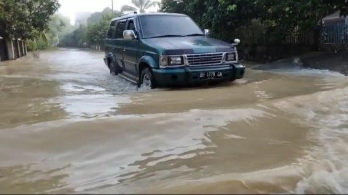 Intensitas curah hujan tinggi di wilayah Kabupaten Bungo beberapa hari terakhir menyebabkan beberapa batang sungai meluap hingga menyebabkan banjir.