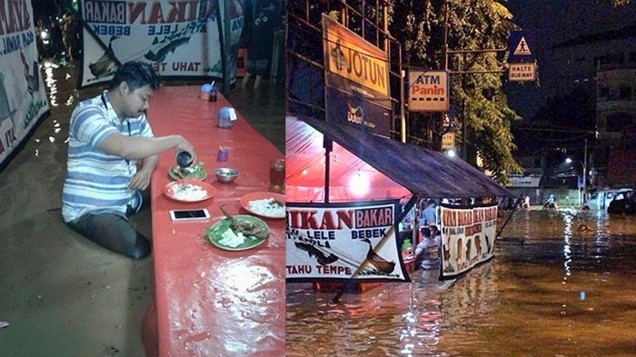 Seorang pria tampak menikmati makanannya di warung pecel lele meski sedang banjir