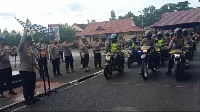 Kapolda Jambi, Irjen Pol A Rachmad Wibowo melepas pemberangkatan bantuan sosial (Bansos) Polda Jambi di Lapangan Apel Satbrimob Polda Jambi, Selasa (29/12/2020)