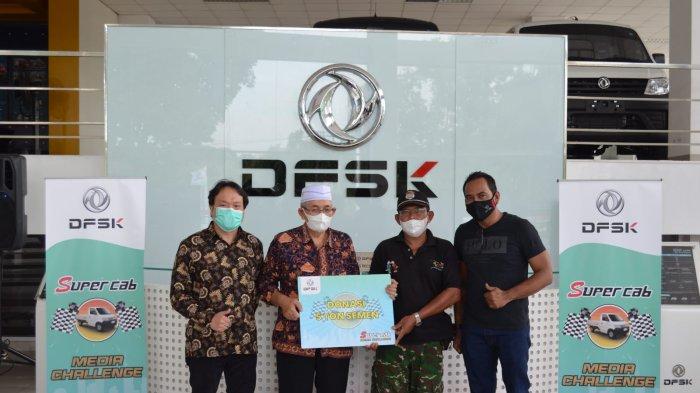 Penyerahan bantuan 5 ton semen kepada pengurus Masjid Jauharul Iman dan Masjid Baitul Muslim untuk kegiatan sosial renovasi rumah ibadah.