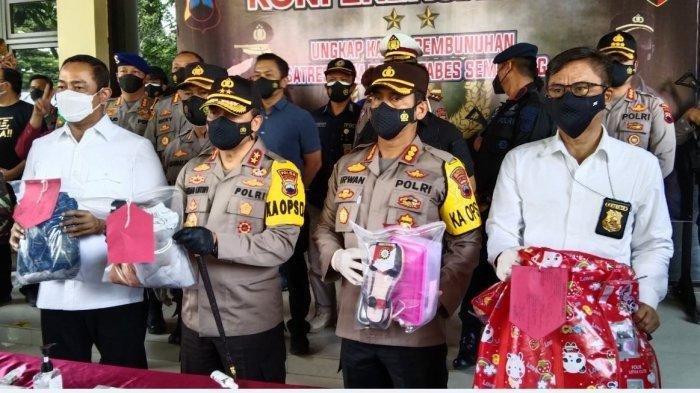 Walikota Semarang, Hendrar Prihadi (Hendi), bersama Kapolda Jateng, Irjen Pol Ahmad Luthfi, beserta Pejabat Utama Polda Jateng, dan Kapolrestabes Semarang, Kombes Pol Irwan Anwar, tunjukan barang bukti dari hasil ungkap kasus pembunuhan di Hotel Royal Phoenix