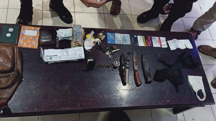 Barang bukti senjata api dan pisau yang diamankan polisi dari Rahimin.