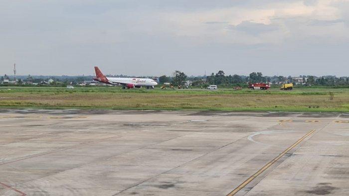 Pesawat Batik Air ID 6803 saat mendarat darurat di Bandara Sultan Thaha Jambi