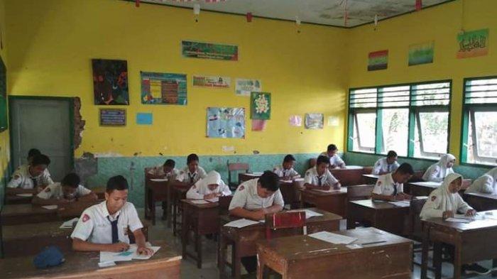 Siswa sedang belajar tatap muka di sekolah yang ada di Sarolangun beberapa waktu lalu