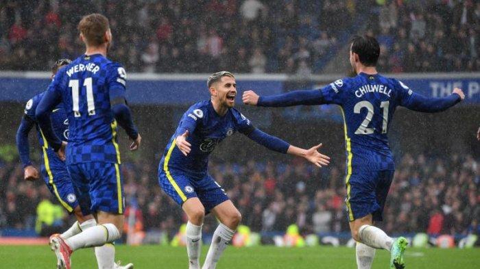Ben Chilwell (kanan) merayakan dengan rekan satu timnya setelah mencetak gol ketiga timnya selama pertandingan sepak bola Liga Premier Inggris antara Chelsea dan Southampton di Stamford Bridge di London pada hari Sabtu.