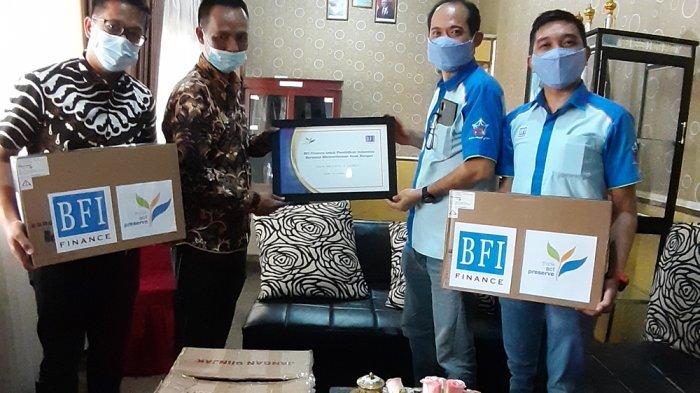 BFI Finance saat menyalurkan bantuan untuk pembelajaran jarak jauh semasa Pandemi